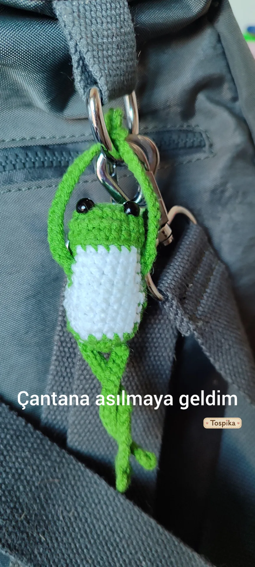 Yeşil mini kurbağa. Koton ip ve anahtarlık halkasından oluşur. Elyaf dolgu ve emniyetli göz kullanıldı