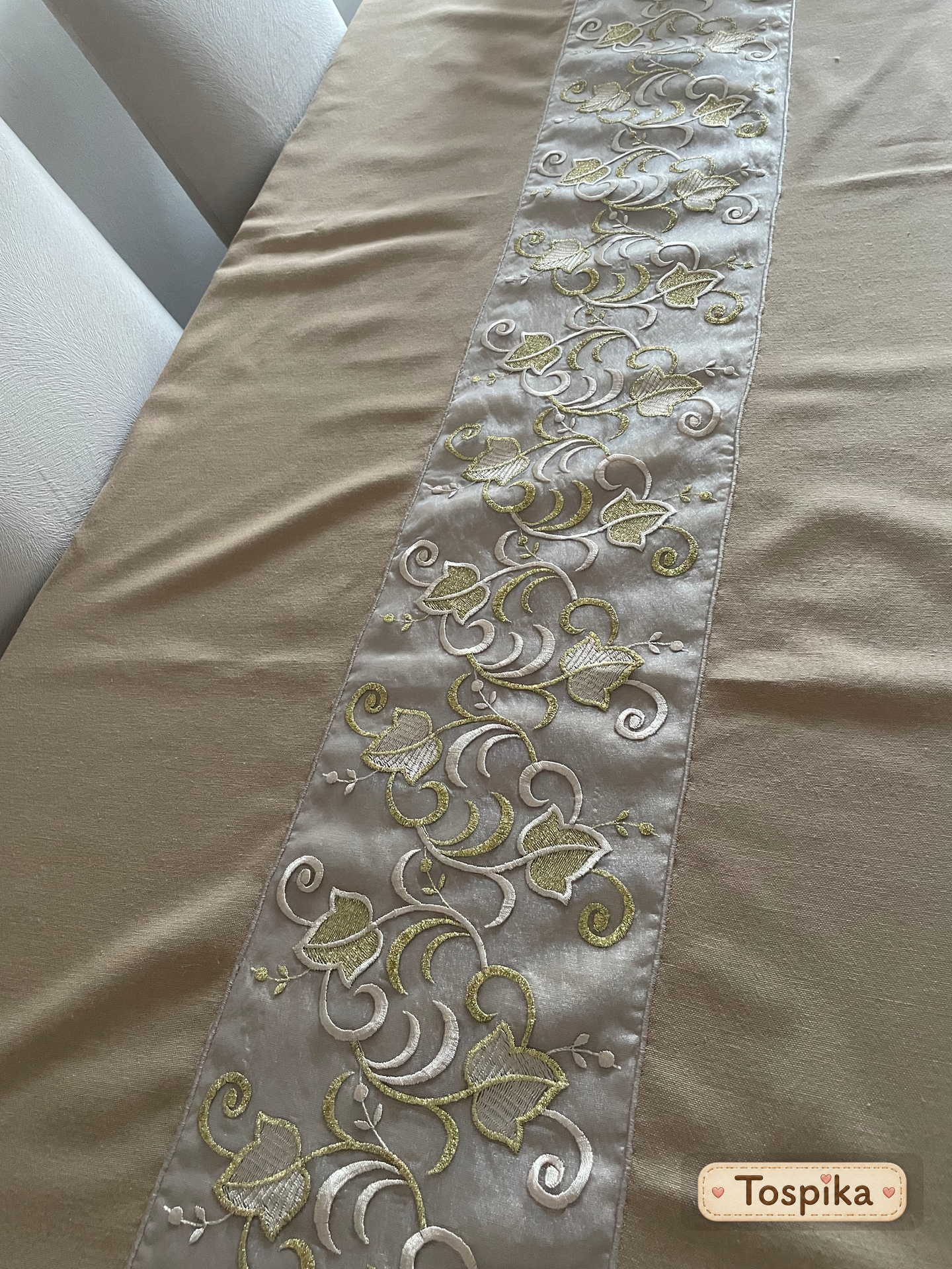 Duck kumaştan ortasına dantel aplike edilerek yapılmış masa örtüsü sütlü kahve rengi 1.75/1.65 cm